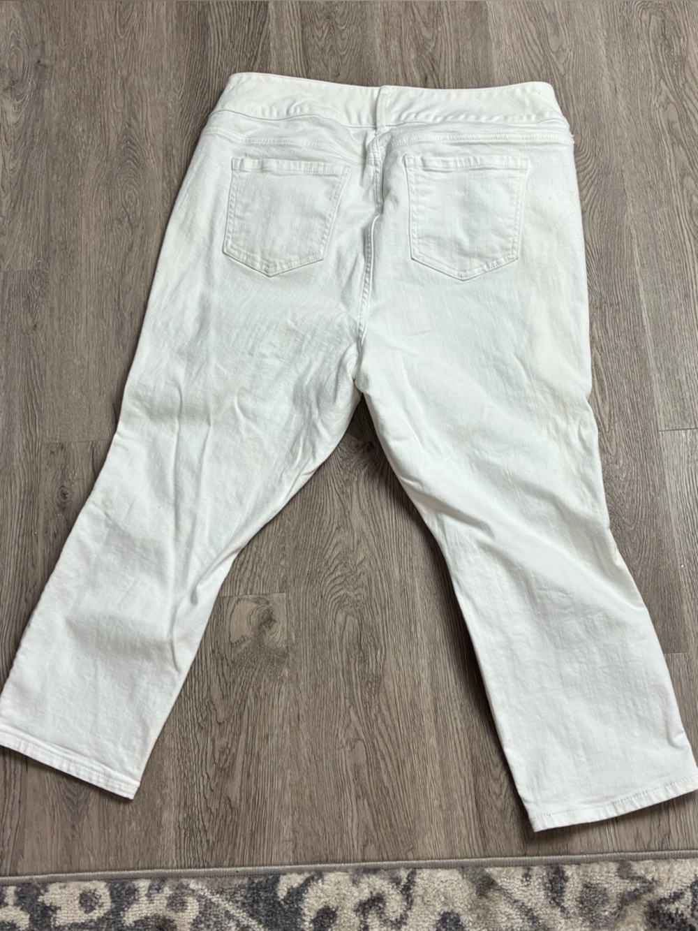 🤍 Torrid Denim Jegging Crop Distressed White Jeans Size 20 - Picture 2 of 12